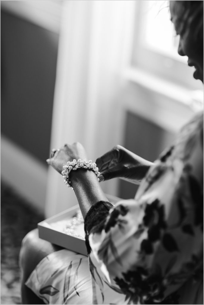 bride gets ready at kings contrivance restaurant