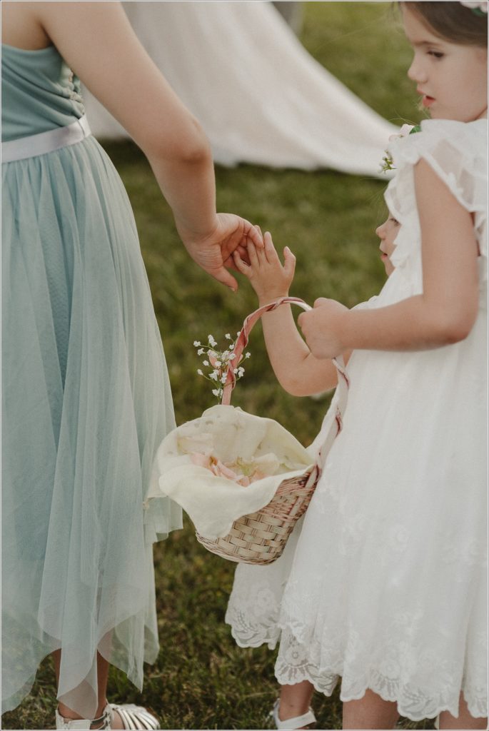 flower girls hold hands in bristol tn wedding